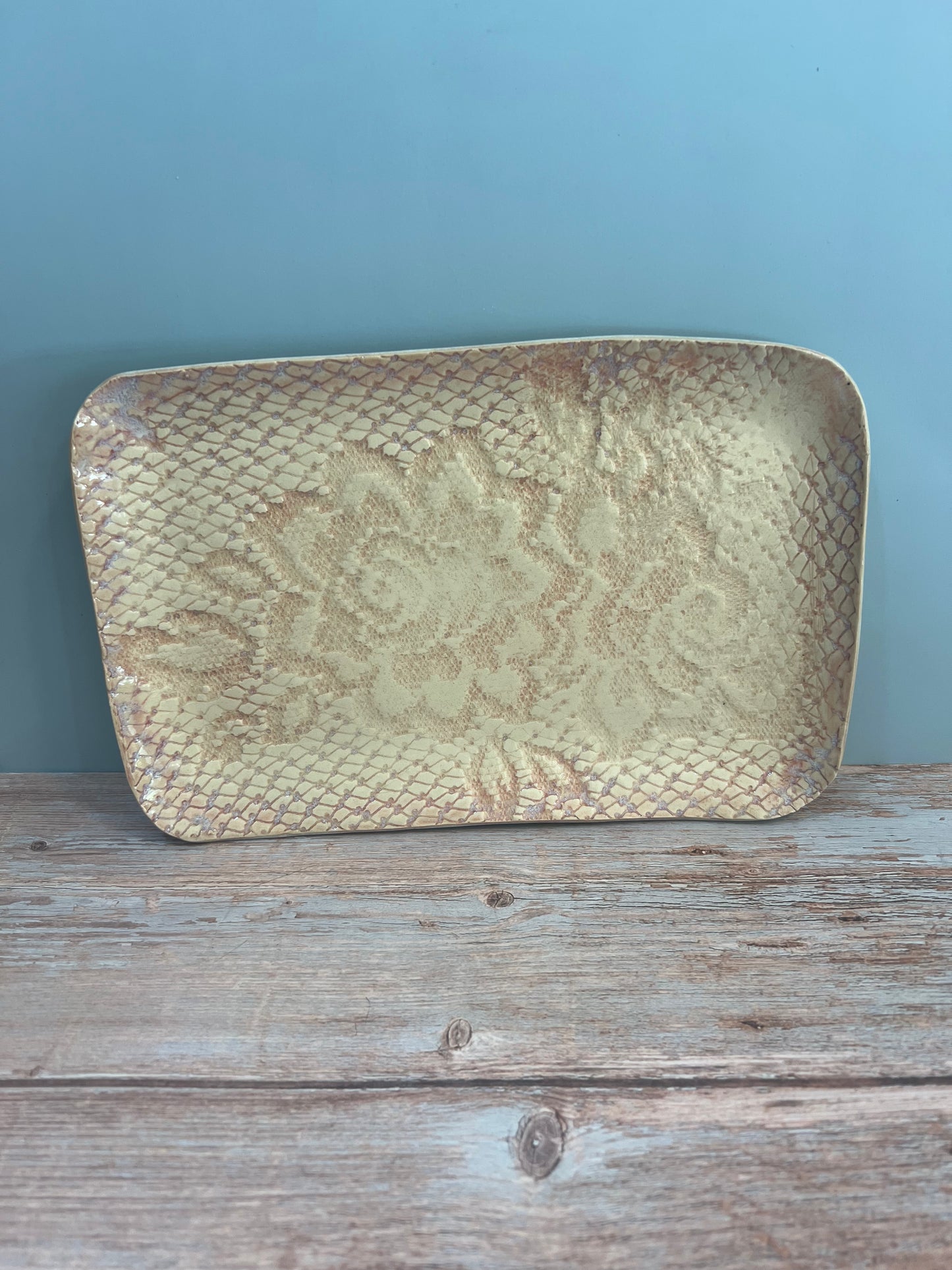 Platter with lace texture