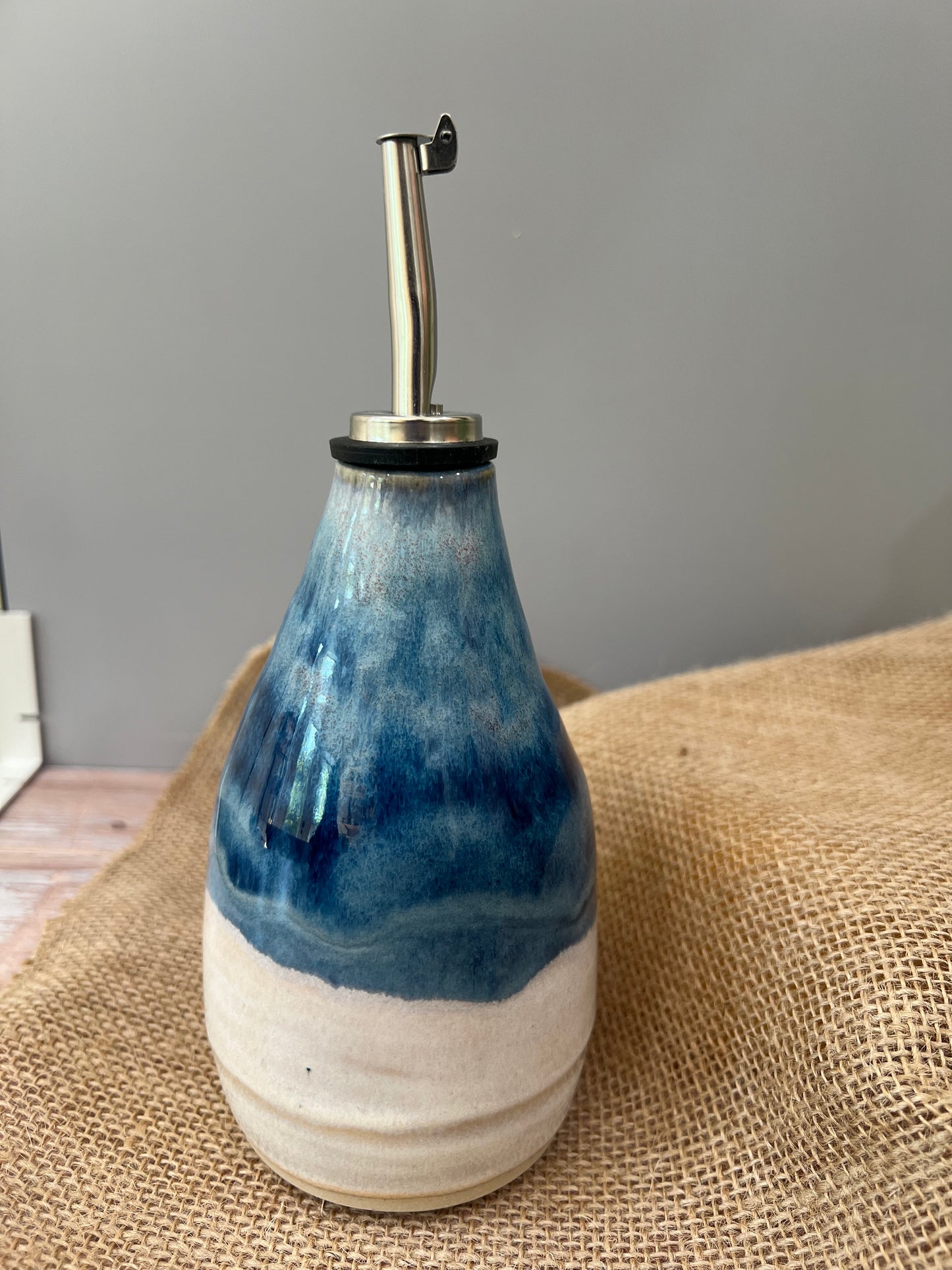 Oil pourer